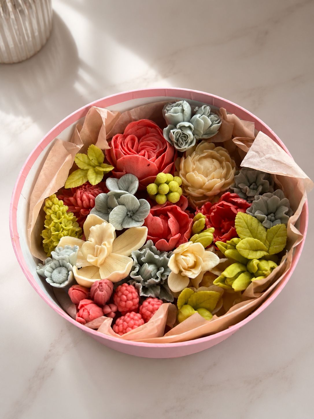 Garden Bloom Round Box cutie rotundă cu mix garden din bezea